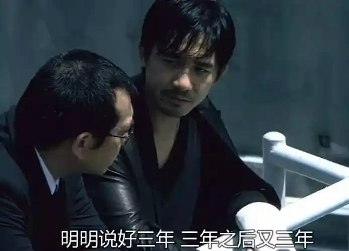 "经典港产电影《无间道i》中,梁朝伟在天台上略带调侃意味地抱怨着