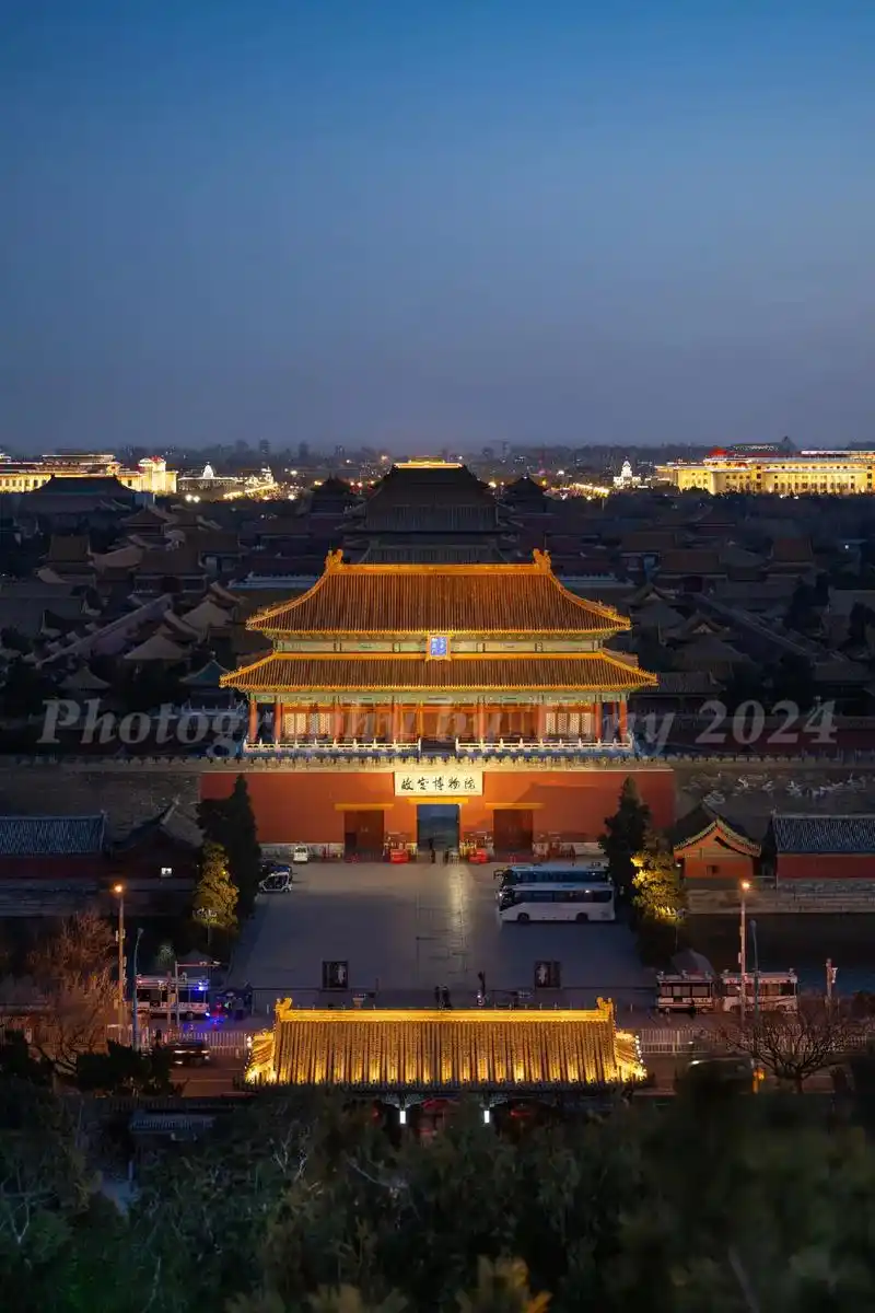 终于拍到了心心念念的故宫夜景 灯光映衬下的神武门与角楼～两个小时