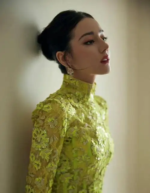 不仅是女娲精雕细琢的代表作,迪丽热巴连背影都能美出新高度,在摄影师