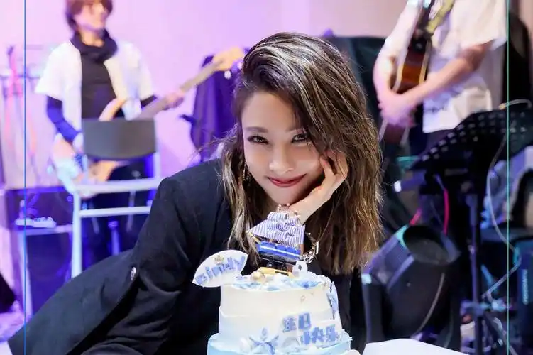 袁咏琳生日会开唱,用作品宣誓继续乘风破浪