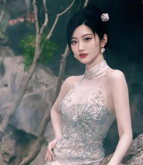 在《司藤》之后,景甜成功塑造了新一代旗袍风华.