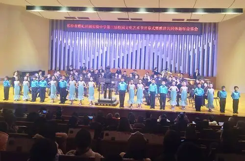 音乐会一开场,雅礼洋湖实验中学管乐团就为观众带来了一曲大气磅礴