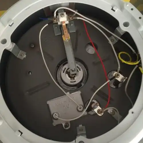 三角电饭锅 煮饭不跳闸 饭糊了 如何修理 拆开发现图二的那个小铜片