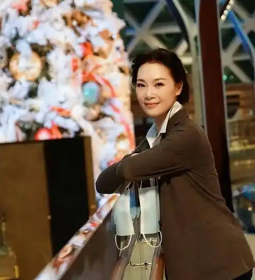 "军中绿花"吕薇:15次登上春晚,却因男友患癌耽搁事业_父母_工作_舞台