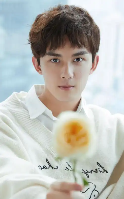 吴磊清爽帅气春日写真图片