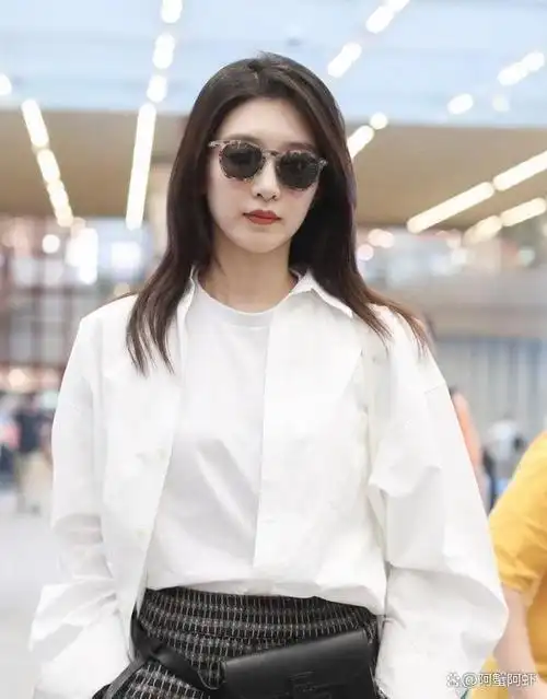 春天来了,女孩子们都喜欢穿衬衫.