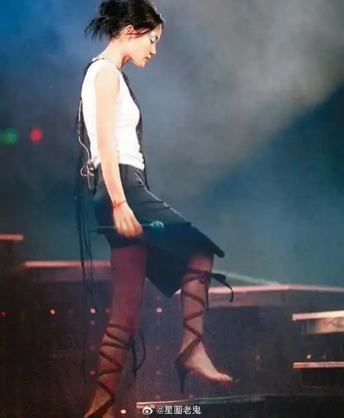 王菲穿无底高跟鞋 开演唱会