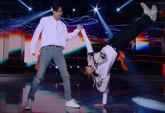 张哲瀚和龚俊在《快本》营业,靠一个动作,超越了肖战王一博