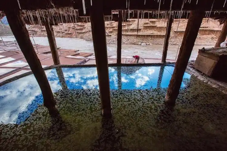 保持完整最原始手工晒盐方式的地方,盐民从澜沧江边的盐卤水井中以