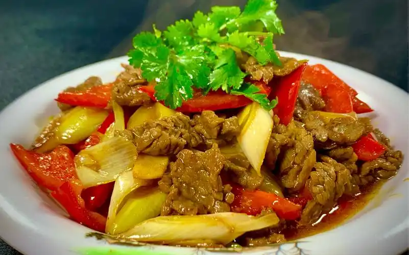 葱爆牛肉做法简单,吃起来鲜香滑嫩又开胃,大人小孩都非常喜欢吃