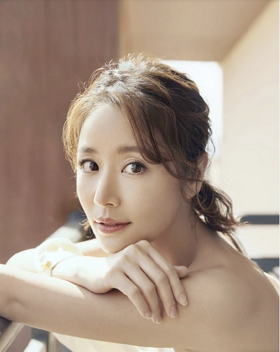 林心如工作室晒近照,身穿露肩连衣裙,43岁美又瘦,破婚变传闻