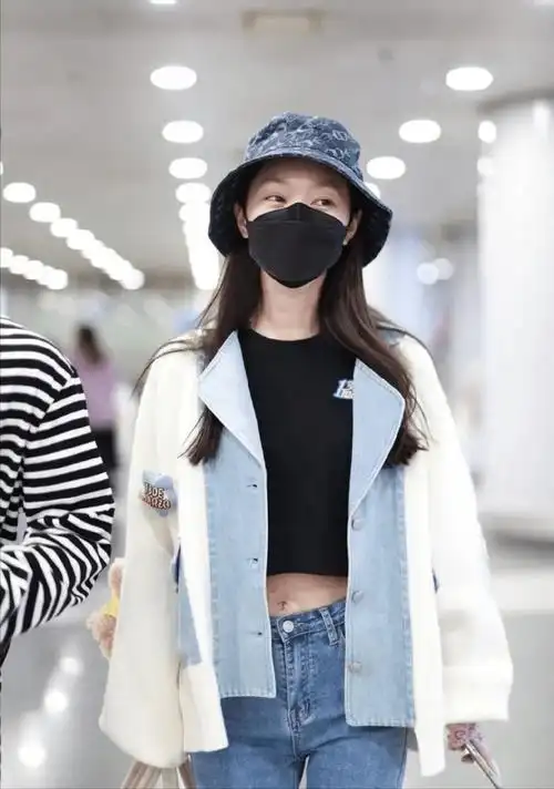 原创瘦得皮包骨宋轶穿露脐装现身机场蚂蚁腰真的太吸人眼球了