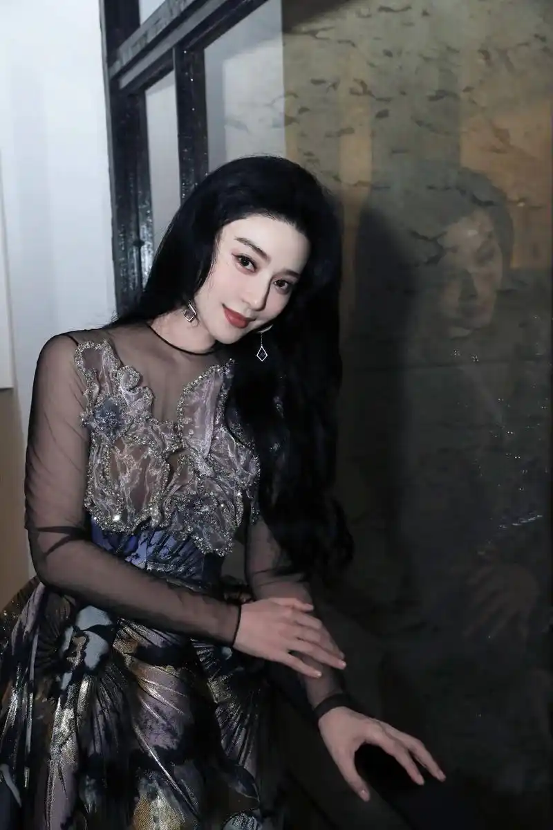 巴黎时装周 范冰冰身着ardazaei 2022秋 - 抖音