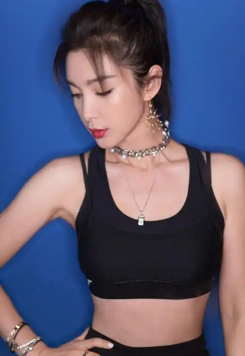李冰冰运动风写真眼神坚毅小背心露蛮腰尽显女性力量美