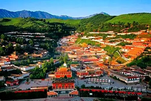 塔尔寺的全景图(网络上下载)