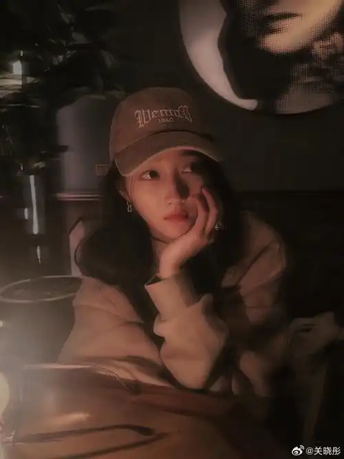 关晓彤戴棒球帽穿卫衣托腮发呆表情好萌2