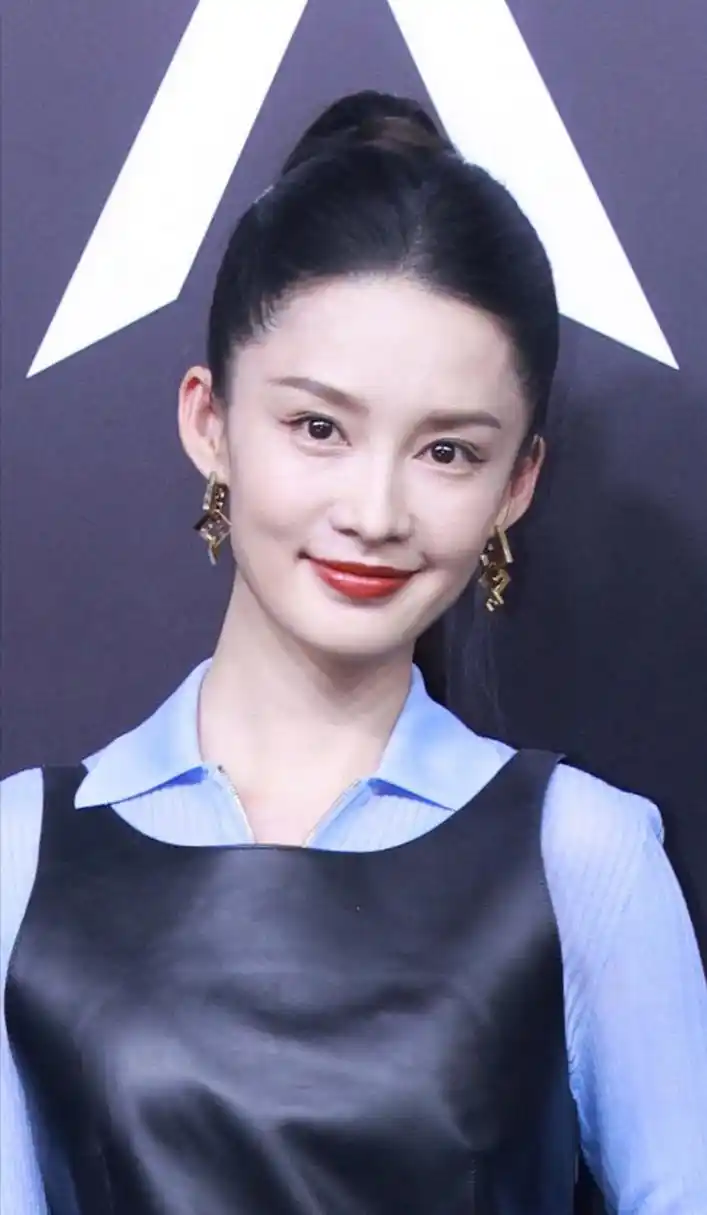 都说李一桐和李沁很像,俩人同出活动生图照,这一对比还是分得清的.