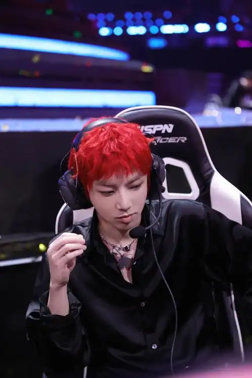 华晨宇和平精英明星双排表演赛现场花絮花瓣镂空装与红发呼应