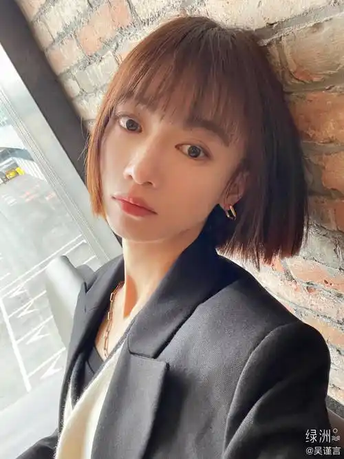 新的一月换新的发型,吴谨言的短发造型可甜可飒,风格多变