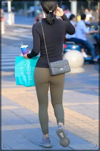 紧身衣搭配紧身裤,自信又高级,穿出新风格