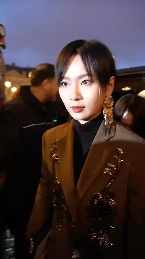 #周笔畅巴黎笔记##hello时装周#