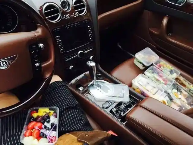 开顶级豪车送外卖的,比比皆是, 好吧,送外卖的和吃外卖的,都是土豪!