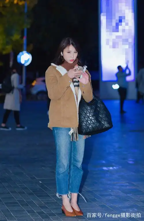 夜晚,光脚穿皮鞋的美女,"美丽冻人"显风度