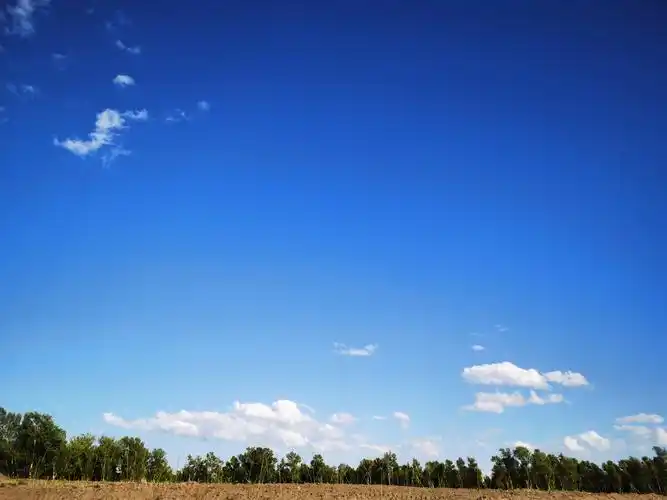 真实的蓝天白云家乡的美