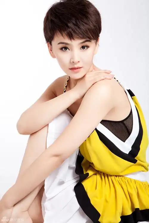 超级明星娱乐讯 成功转型制作人的演员王晶近日曝光一组时尚写真.