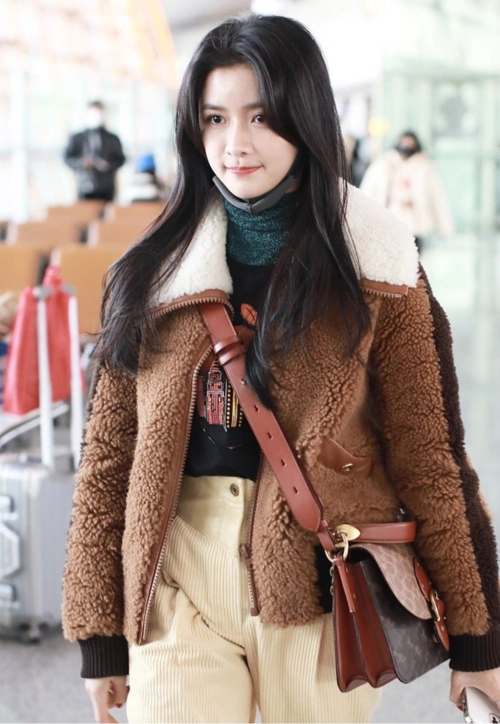 原创张含韵娇小的身材比例真不错穿短款棉服圆嘟嘟可爱又减龄