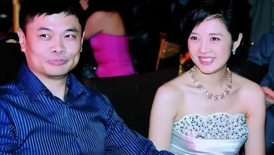 回顾主持人许戈辉事业巅峰离开央视嫁富商后与丈夫前妻如姐妹
