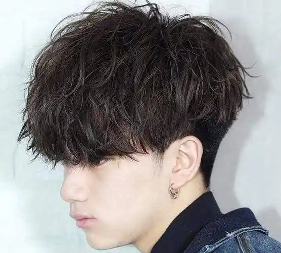 锡纸烫适合圆脸,锥子脸,瓜子脸等,锡纸烫是不挑脸型的,大部分的人都很