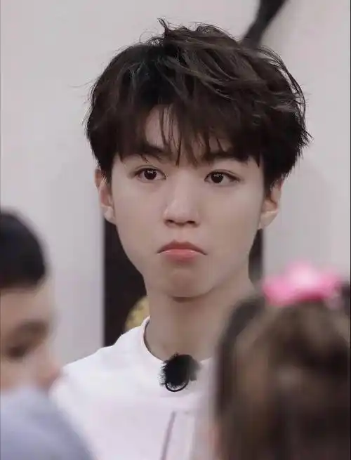 王俊凯疑似恋情曝光,与初恋女友酒店密会,粉丝:集体失恋中_顶流_女孩