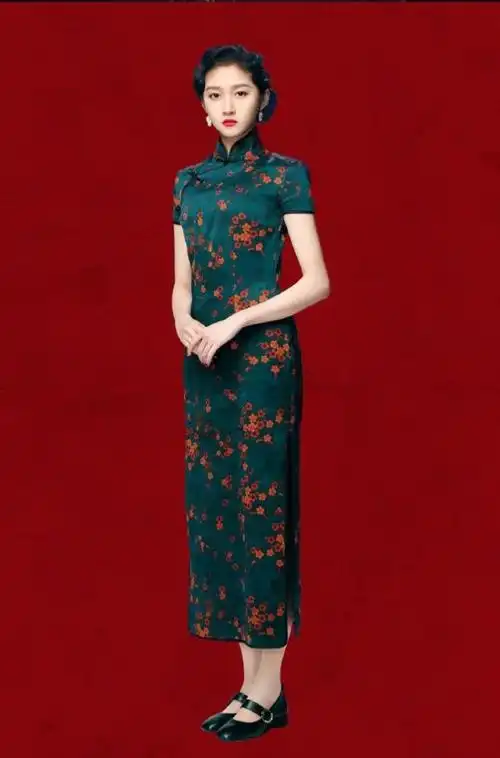 和吉克隽逸同穿黑色短裙,气质差太多了