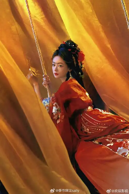 趁着墨雨云间热播,吴谨言今天发了一组古风红衣写真,来看吴姐状态