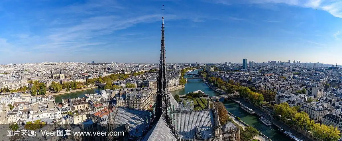 从法国巴黎圣母院的顶端俯瞰中心塔