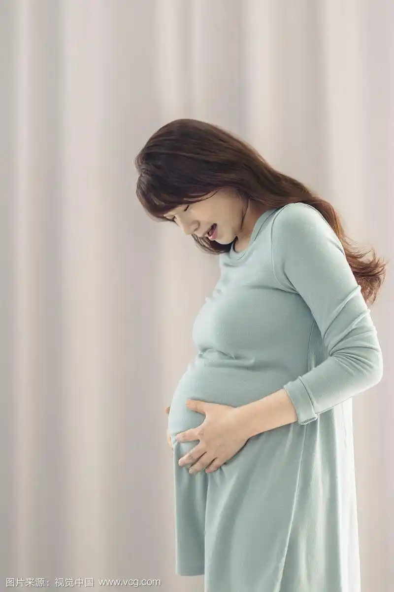 孕妇抱着肚子痛
