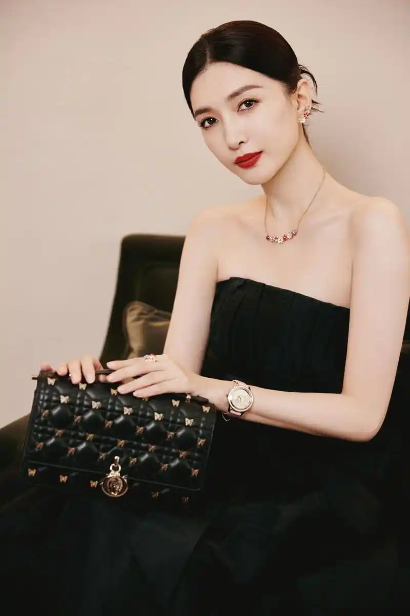 江疏影穿黑色抹胸裙露美背抹红唇优雅迷人