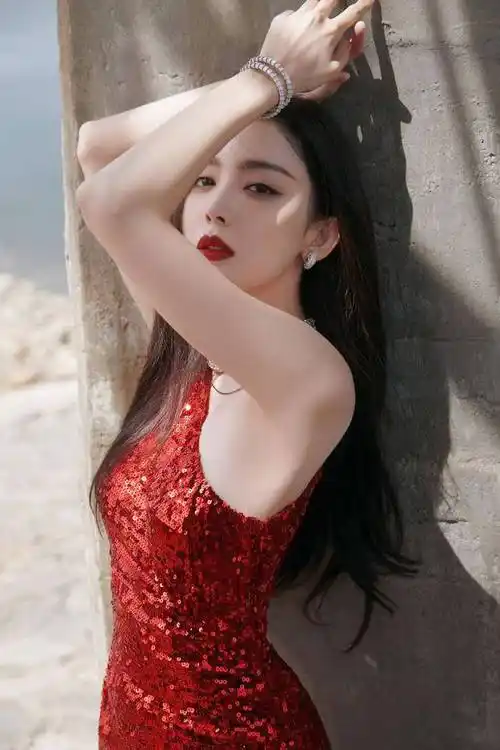 古力娜扎一袭红裙太明艳!雪肤玉貌魔鬼身材性感撩人|白皙|模特|抹胸裙