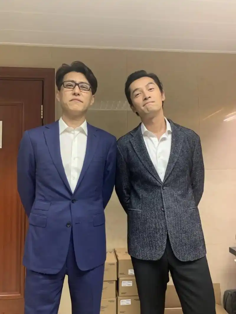 靳东胡歌合影两人西装造型帅气十足这气质一般人穿不出