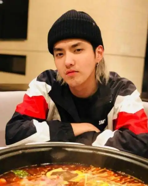 吴亦凡晒火锅照送新年祝福 胡子拉碴依旧帅翻天