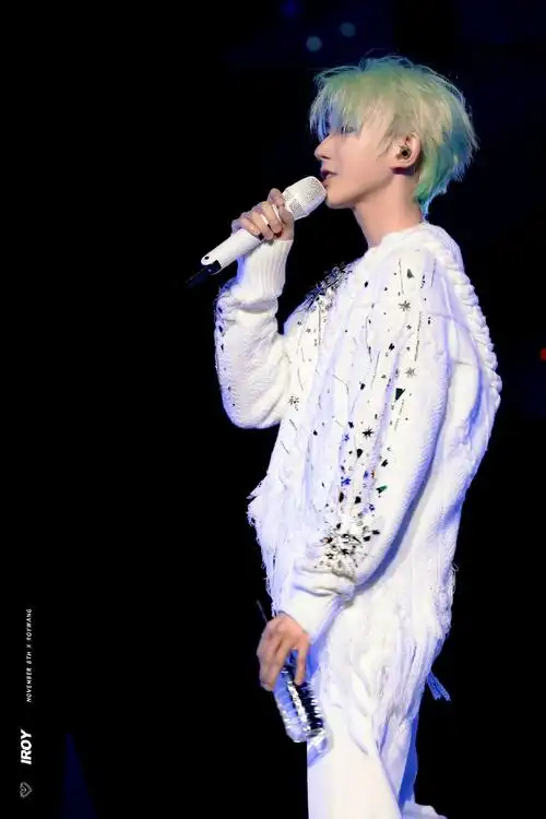 内娱明星神仙发色#王源绿发宛如坠落人间的精灵!