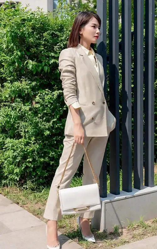 刘涛衣品真好,穿衣干练走职场路线,高级养眼,中年女性多学学