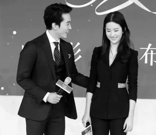 图为刘亦菲与宋承宪亮相《第三种爱情》发布会.