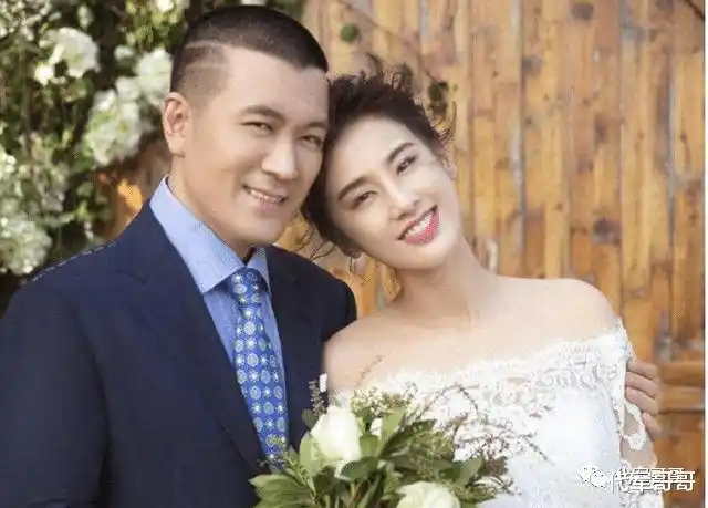 她出身书香门第,嫁给大8岁二婚富商,如今夫妻直播带货被吐槽