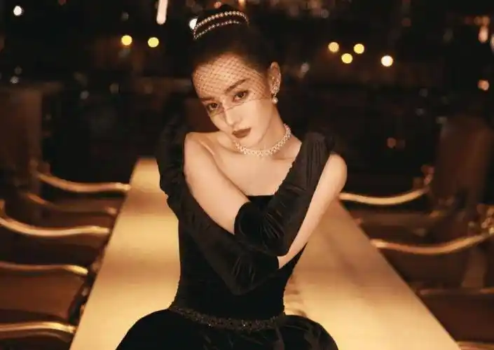 迪丽热巴赫本造型,优雅高贵的公主殿下,造型适配度简直满分_气质_黑色