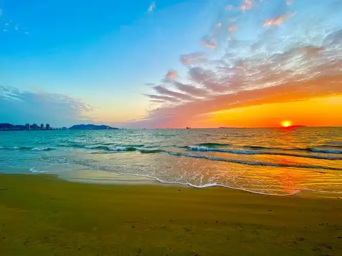 三亚湾日落2021年12月4日摄于三亚