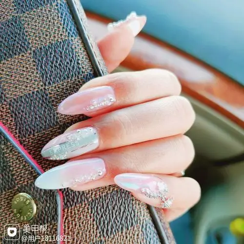 尖形简约美甲图片