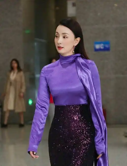 陶虹无惧"中年发福",穿紧身衣配开叉裙,身材饱满依旧自信_服装_女性