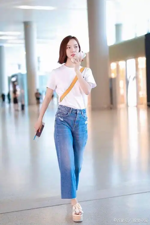 如下图的九分阔腿牛仔裤刚好可以露出性感的脚踝,显瘦显高两不误.